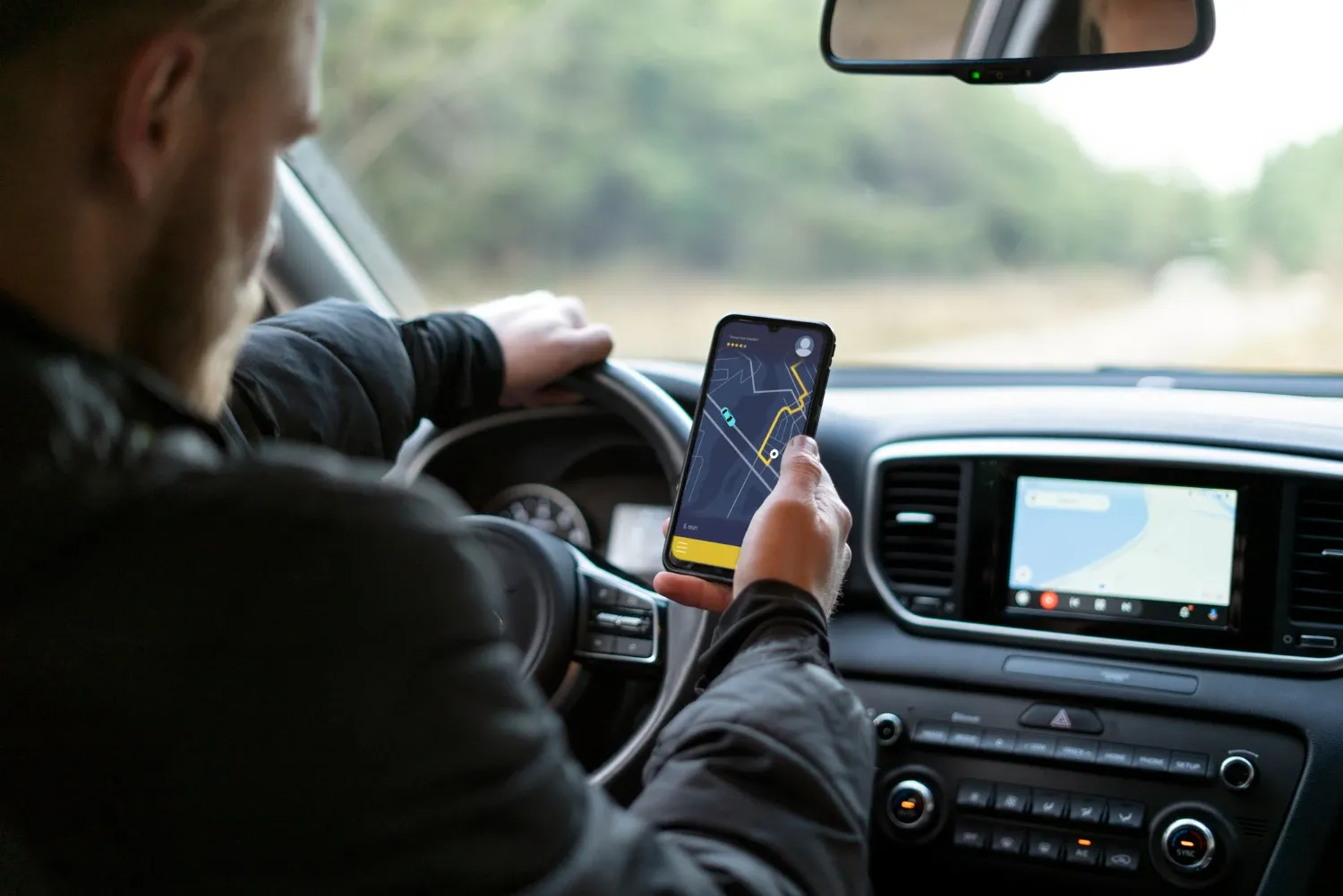 Conduce de forma más segura con pantallas más inteligentes: respuestas de voz, salpicaderos limpios y avisos fiables hoy mismo